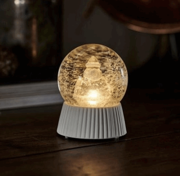 Sirius Cilja Sneeuwbool met Kerstman met warm witte LED-verlichting, stijlvolle kerstdecoratie.