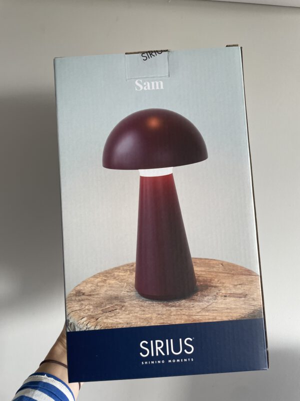 De Sirius Sam is een stijlvolle, oplaadbare tafellamp met een modern Scandinavisch ontwerp. Met een hoogte van 28 cm en een diameter van 16 cm past hij perfect op een bijzettafel, nachtkastje of in de tuin. De lamp is verkrijgbaar in diverse kleuren, waaronder warm wit, blauw, zwart en grijs. Dankzij de IP54-bescherming is de lamp waterbestendig, maar niet vorstbestendig. Hij is ideaal voor gebruik binnen en op beschutte buitenlocaties.