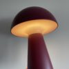 De Sirius Sam is een stijlvolle, oplaadbare tafellamp met een modern Scandinavisch ontwerp. Met een hoogte van 28 cm en een diameter van 16 cm past hij perfect op een bijzettafel, nachtkastje of in de tuin. De lamp is verkrijgbaar in diverse kleuren, waaronder warm wit, blauw, zwart en grijs. Dankzij de IP54-bescherming is de lamp waterbestendig, maar niet vorstbestendig. Hij is ideaal voor gebruik binnen en op beschutte buitenlocaties.
