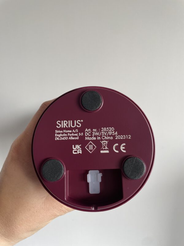 De Sirius Sam is een stijlvolle, oplaadbare tafellamp met een modern Scandinavisch ontwerp. Met een hoogte van 28 cm en een diameter van 16 cm past hij perfect op een bijzettafel, nachtkastje of in de tuin. De lamp is verkrijgbaar in diverse kleuren, waaronder warm wit, blauw, zwart en grijs. Dankzij de IP54-bescherming is de lamp waterbestendig, maar niet vorstbestendig. Hij is ideaal voor gebruik binnen en op beschutte buitenlocaties.