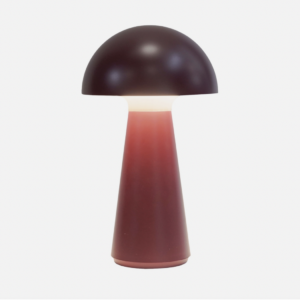 De Sirius Sam is een stijlvolle, oplaadbare tafellamp met een modern Scandinavisch ontwerp. Met een hoogte van 28 cm en een diameter van 16 cm past hij perfect op een bijzettafel, nachtkastje of in de tuin. De lamp is verkrijgbaar in diverse kleuren, waaronder warm wit, blauw, zwart en grijs. Dankzij de IP54-bescherming is de lamp waterbestendig, maar niet vorstbestendig. Hij is ideaal voor gebruik binnen en op beschutte buitenlocaties.