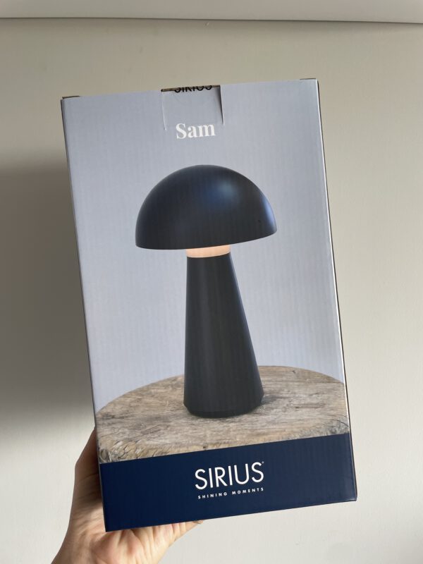 De Sirius Sam is een stijlvolle, oplaadbare tafellamp met een modern Scandinavisch ontwerp. Met een hoogte van 28 cm en een diameter van 16 cm past hij perfect op een bijzettafel, nachtkastje of in de tuin. De lamp is verkrijgbaar in diverse kleuren, waaronder warm wit, blauw, zwart en grijs. Dankzij de IP54-bescherming is de lamp waterbestendig, maar niet vorstbestendig. Hij is ideaal voor gebruik binnen en op beschutte buitenlocaties.