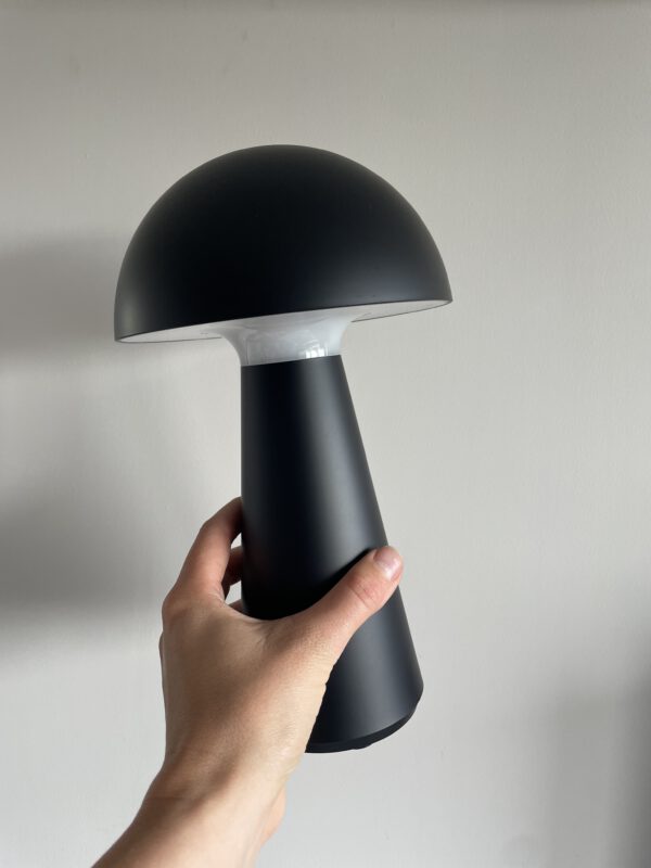 De Sirius Sam is een stijlvolle, oplaadbare tafellamp met een modern Scandinavisch ontwerp. Met een hoogte van 28 cm en een diameter van 16 cm past hij perfect op een bijzettafel, nachtkastje of in de tuin. De lamp is verkrijgbaar in diverse kleuren, waaronder warm wit, blauw, zwart en grijs. Dankzij de IP54-bescherming is de lamp waterbestendig, maar niet vorstbestendig. Hij is ideaal voor gebruik binnen en op beschutte buitenlocaties.