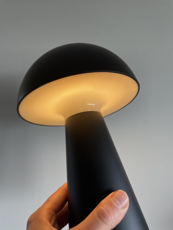 De Sirius Sam is een stijlvolle, oplaadbare tafellamp met een modern Scandinavisch ontwerp. Met een hoogte van 28 cm en een diameter van 16 cm past hij perfect op een bijzettafel, nachtkastje of in de tuin. De lamp is verkrijgbaar in diverse kleuren, waaronder warm wit, blauw, zwart en grijs. Dankzij de IP54-bescherming is de lamp waterbestendig, maar niet vorstbestendig. Hij is ideaal voor gebruik binnen en op beschutte buitenlocaties.