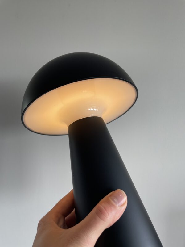 De Sirius Sam is een stijlvolle, oplaadbare tafellamp met een modern Scandinavisch ontwerp. Met een hoogte van 28 cm en een diameter van 16 cm past hij perfect op een bijzettafel, nachtkastje of in de tuin. De lamp is verkrijgbaar in diverse kleuren, waaronder warm wit, blauw, zwart en grijs. Dankzij de IP54-bescherming is de lamp waterbestendig, maar niet vorstbestendig. Hij is ideaal voor gebruik binnen en op beschutte buitenlocaties.