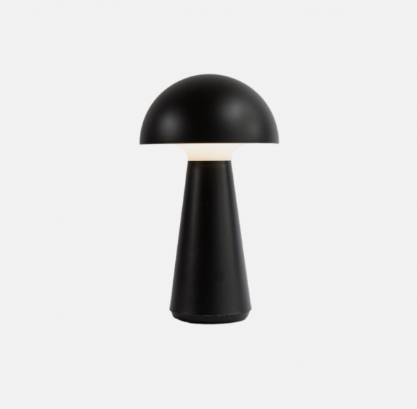 De Sirius Sam is een stijlvolle, oplaadbare tafellamp met een modern Scandinavisch ontwerp. Met een hoogte van 28 cm en een diameter van 16 cm past hij perfect op een bijzettafel, nachtkastje of in de tuin. De lamp is verkrijgbaar in diverse kleuren, waaronder warm wit, blauw, zwart en grijs. Dankzij de IP54-bescherming is de lamp waterbestendig, maar niet vorstbestendig. Hij is ideaal voor gebruik binnen en op beschutte buitenlocaties.