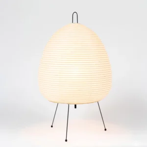 Rijstpapierlamp met drie slanke zwarte metalen pootjes, 47 cm hoog en 28 cm breed, die warm licht verspreidt en past bij Japandi en Wabi Sabi interieurstijl.