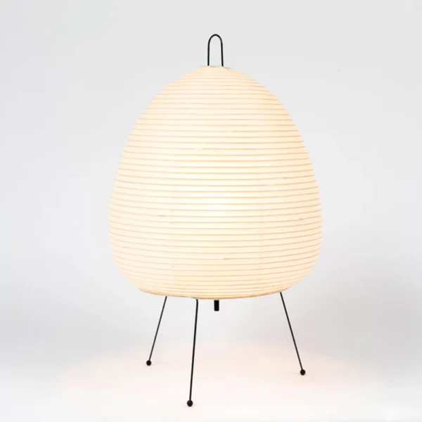 Rijstpapierlamp met drie slanke zwarte metalen pootjes, 47 cm hoog en 28 cm breed, die warm licht verspreidt en past bij Japandi en Wabi Sabi interieurstijl.