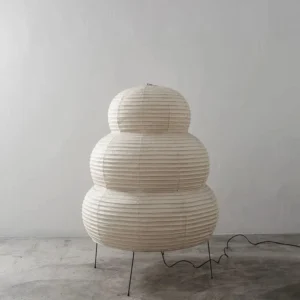 Rijstpapierlamp met vier slanke zwarte metalen pootjes, 60 cm hoog en 40 cm breed, die warm licht verspreidt en past bij Japandi en Wabi Sabi interieurstijl.
