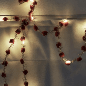 Sirius Ina lichtsnoer met rode pompons en 20 LED’s voor sfeervolle binnenverlichting. Perfect voor Kerst.