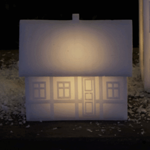 Witte Sirius Kopenhagen Half-Timbered House met warm wit LED-licht, decoratief Deens vakwerkhuisje voor kerst en binnenverlichting.