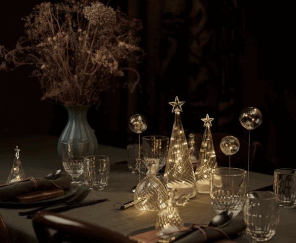 Set van Sirius Wave kerstboom van mondgeblazen glas, met warm witte LED-verlichting.
