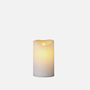 Witte Sirius Sara LED-kaars met realistische bewegende vlam en timerfunctie.