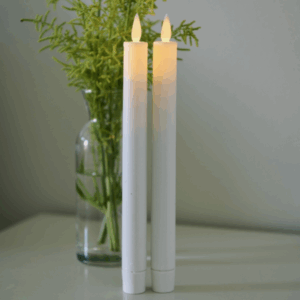 Witte Sirius Sara Tall oplaadbare LED-kaars met realistische bewegende vlam en timerfunctie.