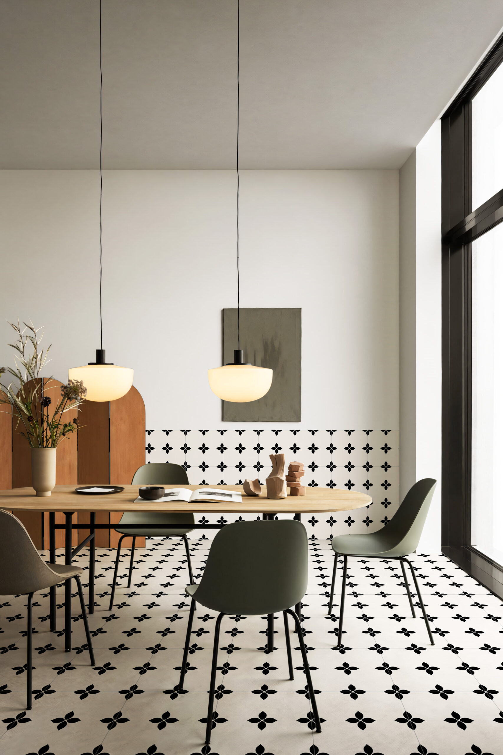 Zelfklevende vloertegel met een decoratief Portugees bloemenmotief in klassieke mediterrane stijl, uitgevoerd in contrasterende kleuren en geschikt voor het eenvoudig vernieuwen van vloeren.