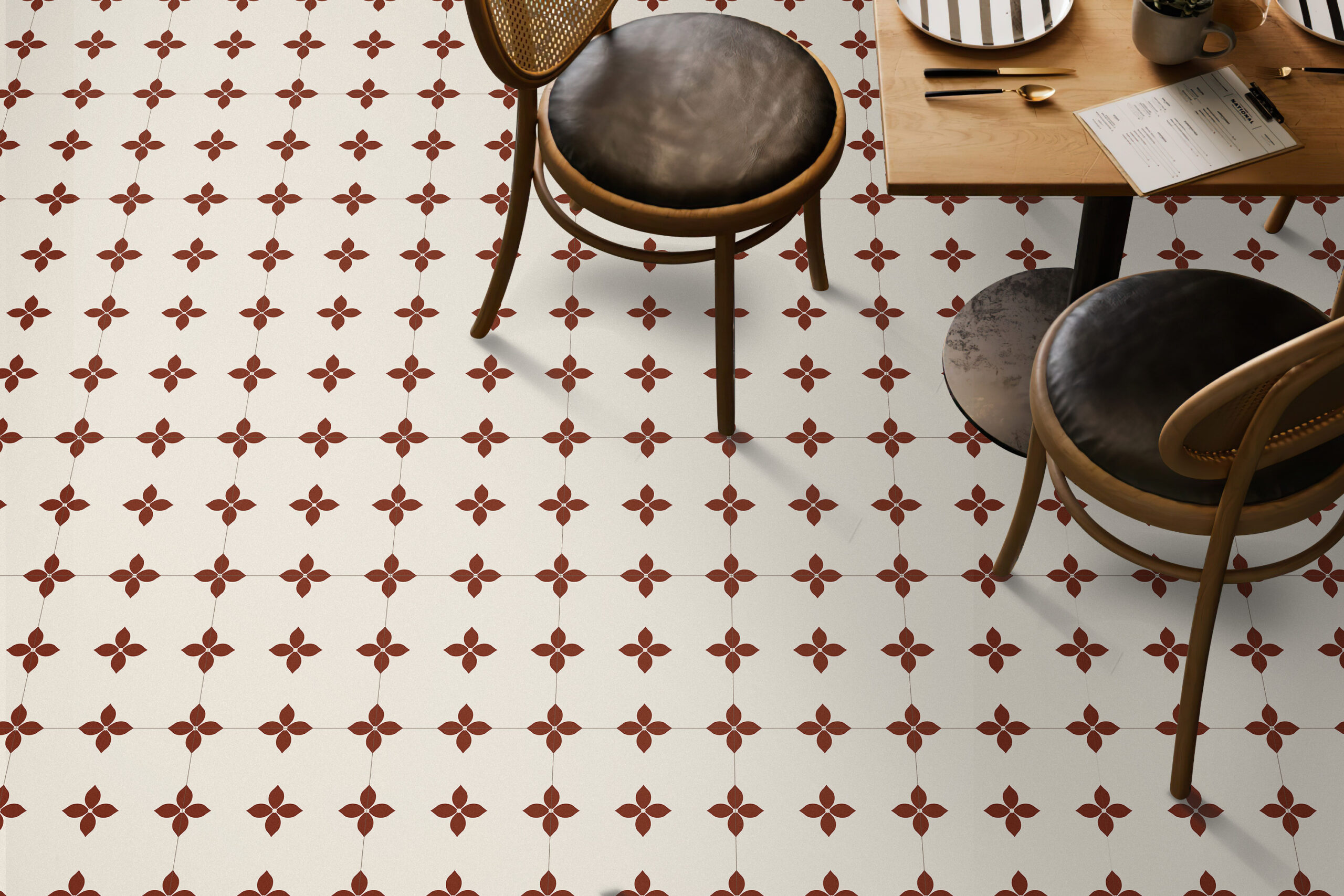 Portugese Bloem Plaktegels in klassieke mediterrane stijl, uitgevoerd in contrasterende kleuren en geschikt voor het eenvoudig vernieuwen van vloeren.